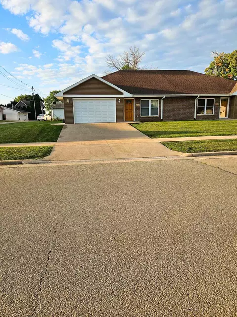 304 E Clay St, Cuba City, WI 53807
