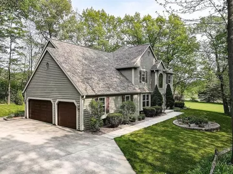 4408 Honeywood Ct, Jackson, WI 53037