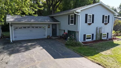 214 Tabot St, Dousman, WI 53118