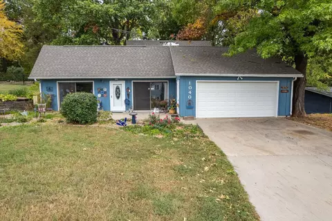 1040 Crestview Cir, Baraboo, WI 53913