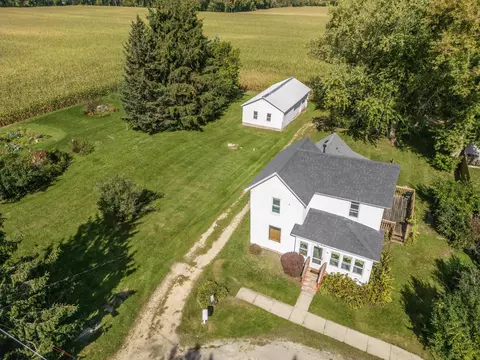 26 Sweet Briar Ln, Cambridge, WI 53523