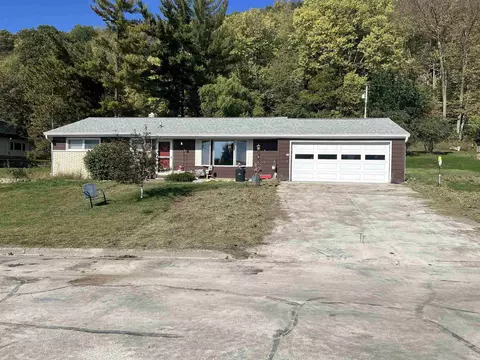 1009 E Bluff St, Cassville, WI 53806