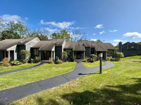 15 Valleywood Ln, Galena, IL 61036