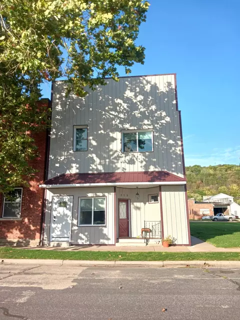 209 E Front St, Cassville, WI 53806