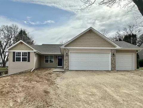 2921 Mackintosh Dr, Janesville, WI 53548