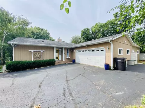 1022 Crestview Cir, Baraboo, WI 53913