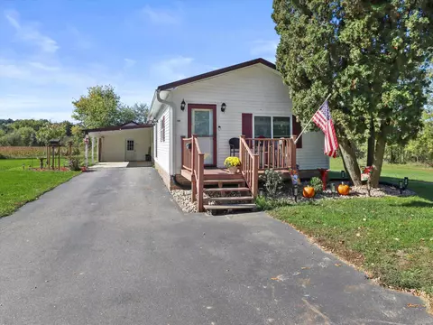 109 N Brooklyn Ave, Elroy, WI 53929