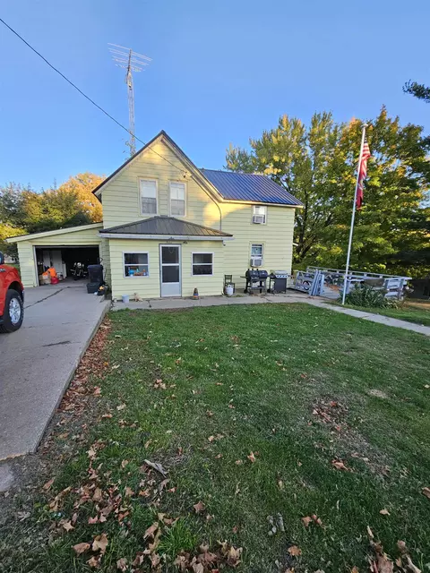 122 N Aarlocker St, Mount Hope, WI 53816