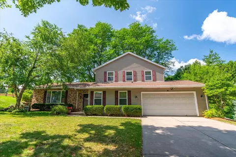10 Round Hill Cir, Madison, WI 53717