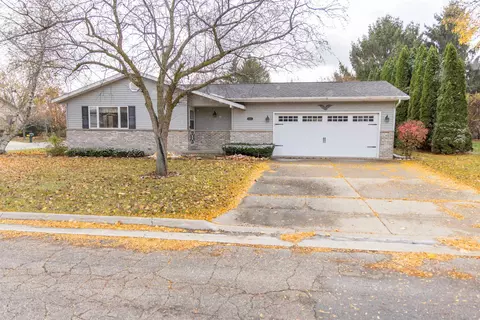 867 Hickory Ct, Watertown, WI 53094