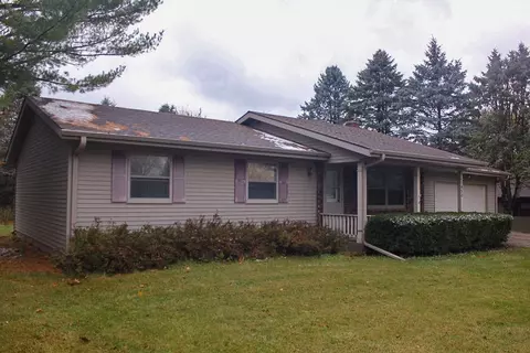 1450 Country Club Ct, Platteville, WI 53818