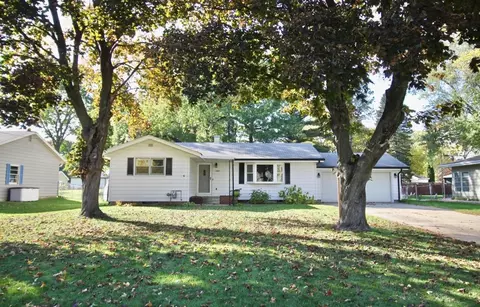 1952 Arrowhead Dr, Beloit, WI 53511