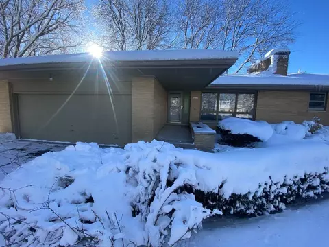 12111 W Chapman Ave, Greenfield, WI 53228
