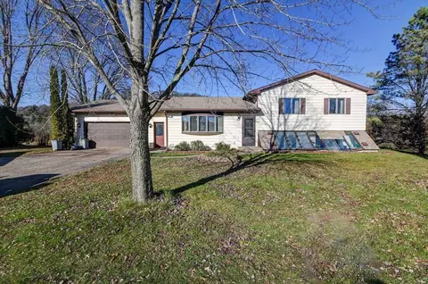 8200 Stagecoach Rd, Cross Plains, WI 53528