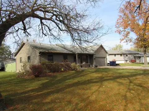 3205 Canterbury Ln, Janesville, WI 53546