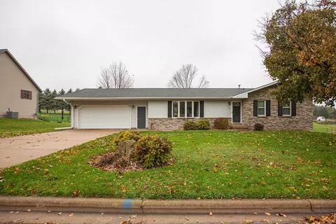 1530 W Golf Dr, Platteville, WI 53818