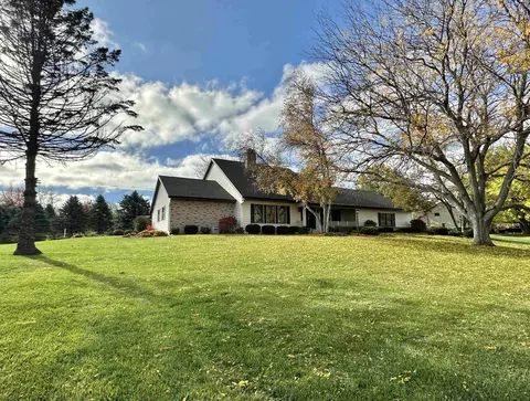 6727 W Wood Ridge Dr, Janesville, WI 53548