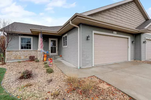 2011 Fieldstone Blvd, Prairie Du Sac, WI 53578