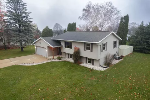 1017 Georgetown Cir, Beaver Dam, WI 53916