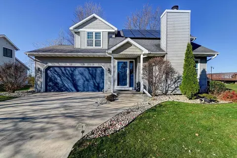 520 Shawnee Ct, Deforest, WI 53532