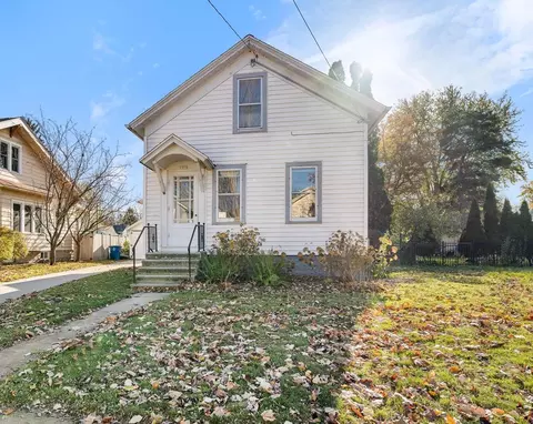 1209 Waugoo Ave, Oshkosh, WI 54901