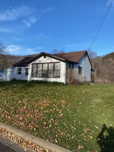 721 W Front St, Cassville, WI 53806