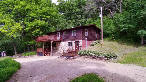 11843 Fuller Hollow Rd, Prairie Du Chien, WI 53821