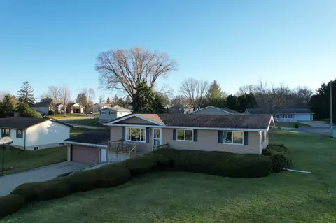 145 W Golf Dr, Platteville, WI 53818