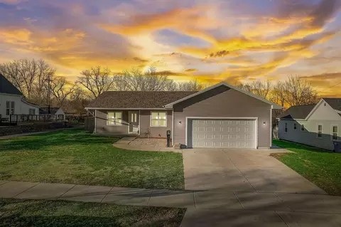 807 E Cook St, Portage, WI 53901