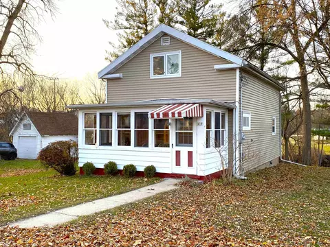 418 N Main St, Fall River, WI 53932