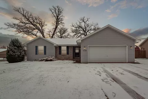 1348 Shade Tree Ln, Janesville, WI 53545