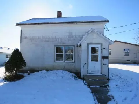 402 W Crocker St, Fox Lake, WI 53933