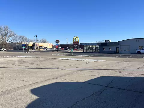 1 W Ac - W 8th St, Monroe, WI 53566