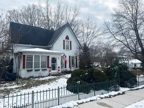 202 W 204 W Green St, Fox Lake, WI 53933