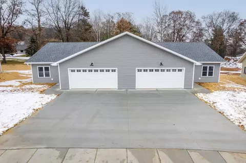 1976 Retzlaff Dr, Reedsburg, WI 53959