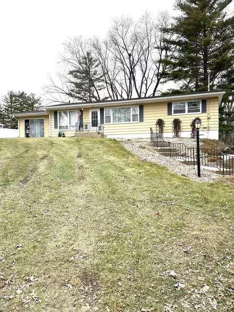 1025 Ridgewood Dr, Stoughton, WI 53589