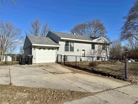 2137 Staborn Dr, Beloit, WI 53511