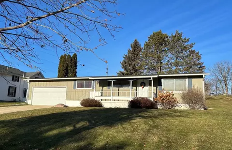 432 S Main St, Fall River, WI 53932