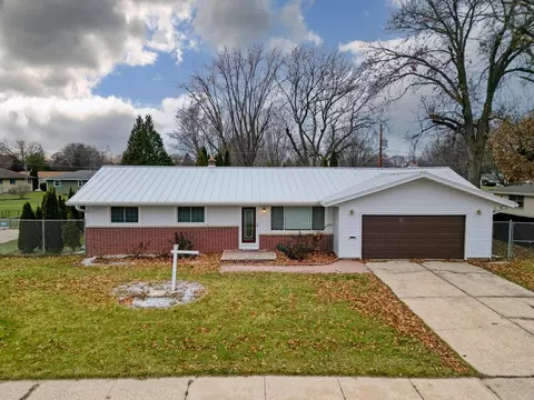 1033 N Claremont Dr, Janesville, WI 53545