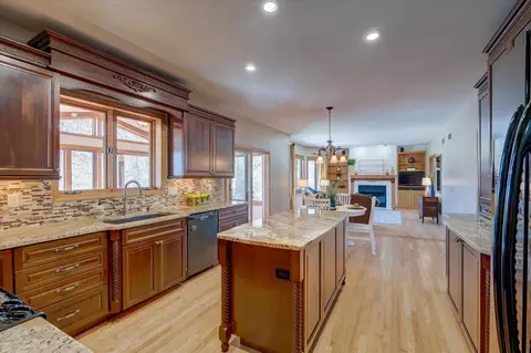 6104 Spring Pond Ct, Mcfarland, WI 53558