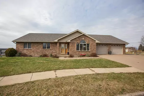 600 Apple St, Dickeyville, WI 53808