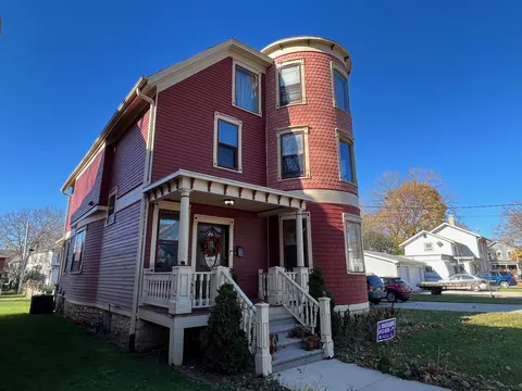 18 Sinclair St, Janesville, WI 53545