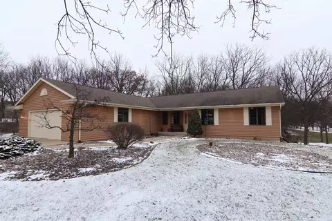 4944 N Old Orchard Dr, Janesville, WI 53545
