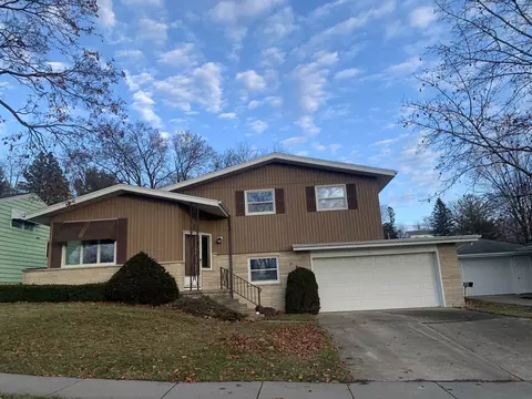 174 S Wind Trail Trl, Horicon, WI 53032