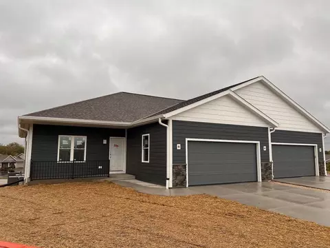 1355 Scenic Pointe Ct, Hartford, WI 53027