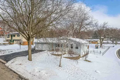 201 Hickory Dr, Mount Horeb, WI 53572