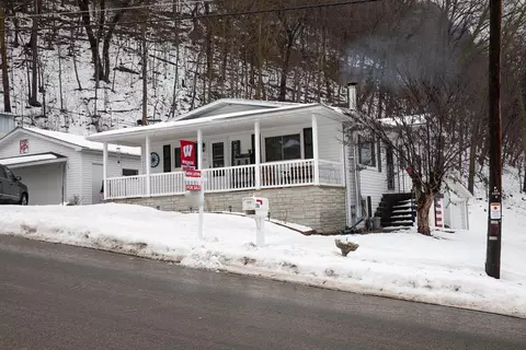 518 Mulberry Dr, Cassville, WI 53806