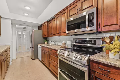 6302 Mineral Point Rd #204, Madison, WI 53705