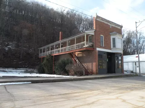 13229 Main St, Glen Haven, WI 53810