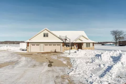 9304 N Clear Lake Rd, Milton, WI 53563
